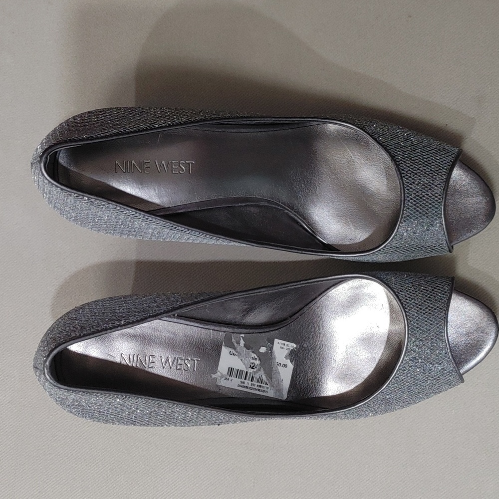 Nine West size 8 pumps - Picture 3 of 4